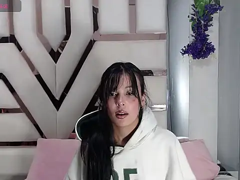 Salome Saen  online show from April 25, 1:41 pm