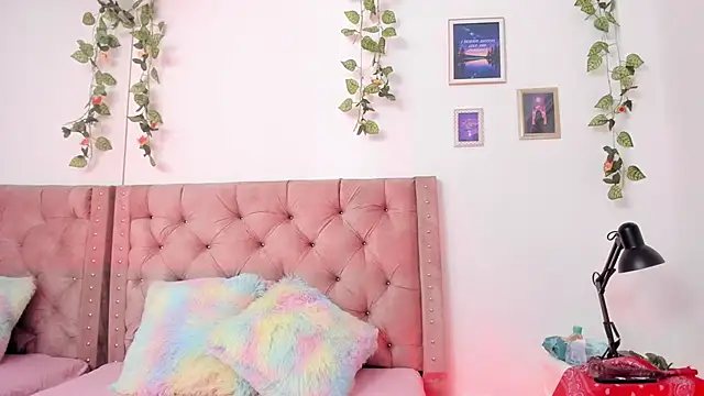  hade  online show from April 28, 3:28 pm