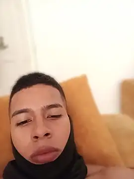 Snapshot of alejo_king02 chatting on April 16, 3:35 pm alejo king02 online show from April 16, 3:35 pm