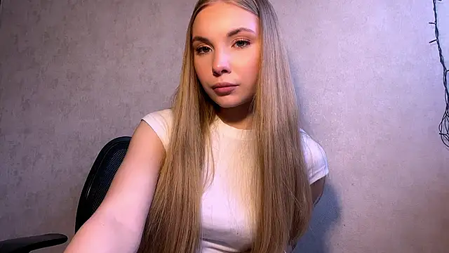 CarolineNine online show from May 15, 2:46 pm
