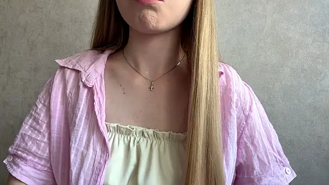 Snapshot of CarolineNine chatting on July 1, 2:40 pm CarolineNine online show from July 1, 2:40 pm