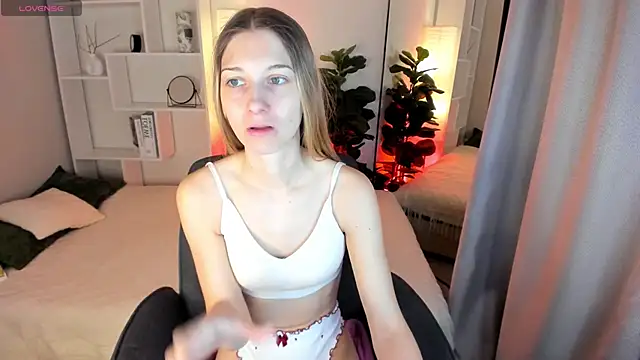 LauraPurr online show from May 26, 6:09 am