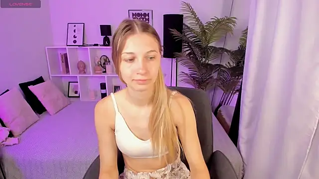 LauraPurr online show from June 9, 6:58 am
