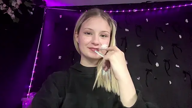 Snapshot of LiziSweet chatting on March 21, 3:48 pm LiziSweet online show from March 21, 3:48 pm