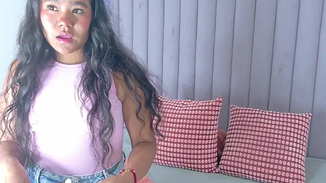 Snapshot of AhslyEvans__ chatting on June 19, 7:28 pm AhslyEvans online show from June 19, 7:28 pm