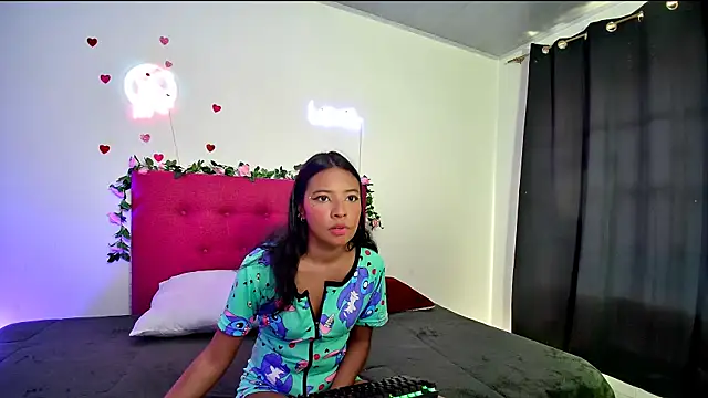 Snapshot of Ellie_Cute7 chatting on May 22, 7:19 pm Ellie Cute7 online show from May 22, 7:19 pm