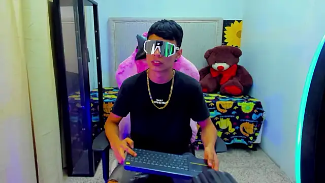 Snapshot of Dayron_lee_ chatting on March 22, 9:18 pm Dayron lee online show from March 22, 9:18 pm