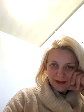 Snapshot of MiaLove183 chatting on April 7, 1:33 pm MiaLove183 online show from April 7, 1:33 pm