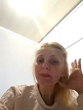 Snapshot of MiaLove183 chatting on April 11, 7:56 am MiaLove183 online show from April 11, 7:56 am