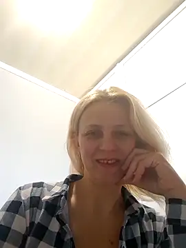 Snapshot of MiaLove183 chatting on April 14, 8:20 am MiaLove183 online show from April 14, 8:20 am