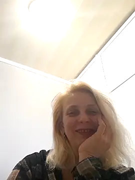 Snapshot of MiaLove183 chatting on April 27, 1:31 pm MiaLove183 online show from April 27, 1:31 pm