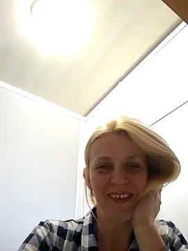 Snapshot of MiaLove183 chatting on April 29, 1:26 pm MiaLove183 online show from April 29, 1:26 pm