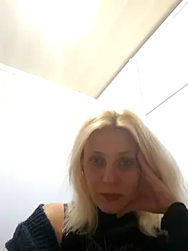Snapshot of MiaLove183 chatting on May 4, 1:51 pm MiaLove183 online show from May 4, 1:51 pm