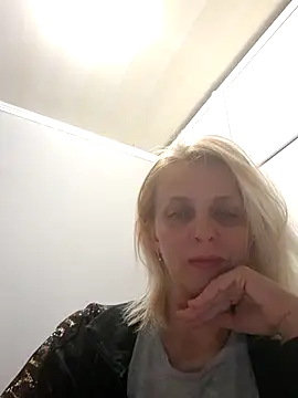 Snapshot of MiaLove183 chatting on May 7, 1:38 pm MiaLove183 online show from May 7, 1:38 pm