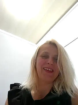 Snapshot of MiaLove183 chatting on May 29, 2:37 pm MiaLove183 online show from May 29, 2:37 pm
