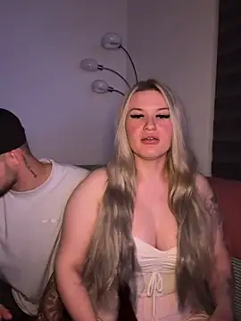 tiiffyy online show from April 15, 9:37 pm