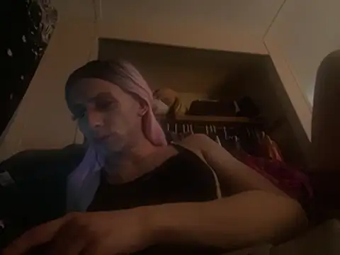 Snapshot of AlexAndriaStrips chatting on March 21, 9:07 pm AlexAndriaStrips online show from March 21, 9:07 pm