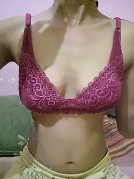 Curvy Amyra online show from May 11, 6:05 pm