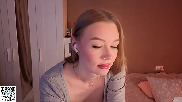 Snapshot of Sellina_moon chatting on June 20, 2:47 am Sellina moon online show from June 20, 2:47 am