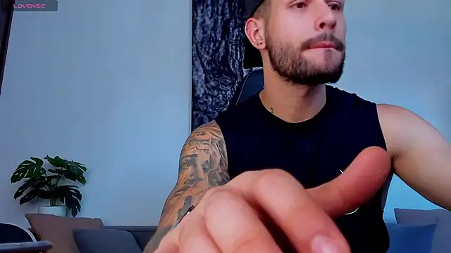 Snapshot of Santos_ramirez1 chatting on June 11, 3:32 pm Santos ramirez1 online show from June 11, 3:32 pm