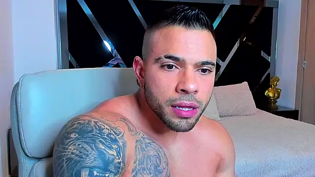 Snapshot of Raytorres chatting on April 12, 12:04 am Raytorres online show from April 12, 12:04 am
