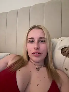 Snapshot of EloiseeUKK chatting on March 23, 7:23 am EloiseeUKK online show from March 23, 7:23 am