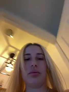 Snapshot of EloiseeUKK chatting on March 24, 7:24 am EloiseeUKK online show from March 24, 7:24 am