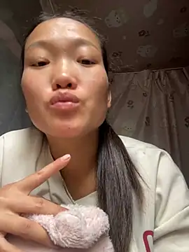 Snapshot of Jolinie chatting on May 4, 5:47 am Jolinie online show from May 4, 5:47 am
