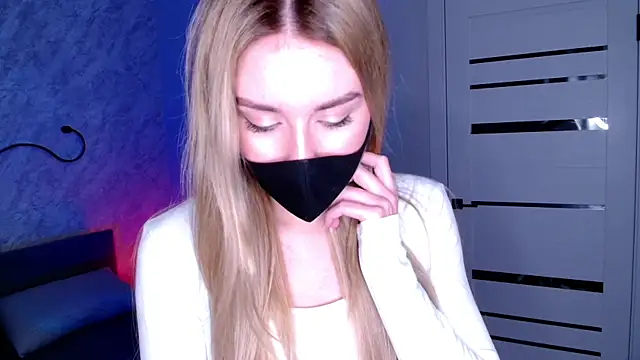 Snapshot of LulyDOLL chatting on April 8, 6:24 am LulyDOLL online show from April 8, 6:24 am