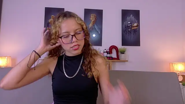 Snapshot of lia_valmont_01 chatting on May 3, 6:47 pm lia valmont 01 online show from May 3, 6:47 pm