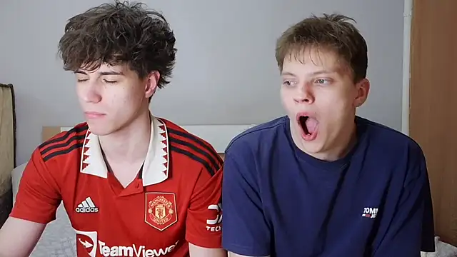 Snapshot of 1gay1straight chatting on March 23, 3:32 am 1gay1straight online show from March 23, 3:32 am