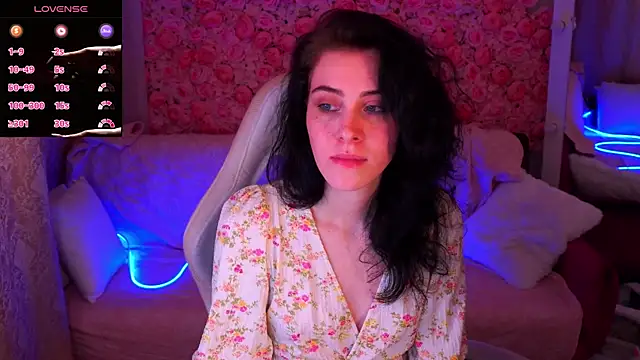 Snapshot of CurleyBlueEyes chatting on March 24, 2:33 pm CurleyBlueEyes online show from March 24, 2:33 pm