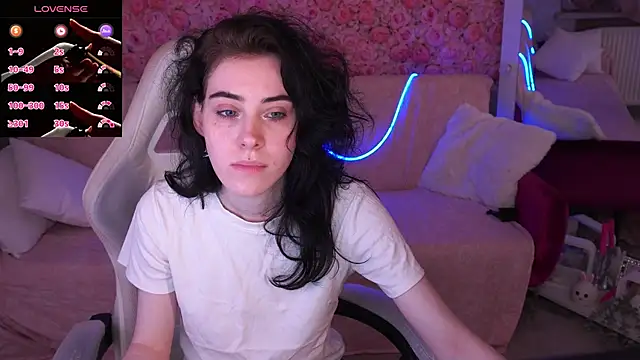 Snapshot of CurleyBlueEyes chatting on March 27, 1:44 pm CurleyBlueEyes online show from March 27, 1:44 pm