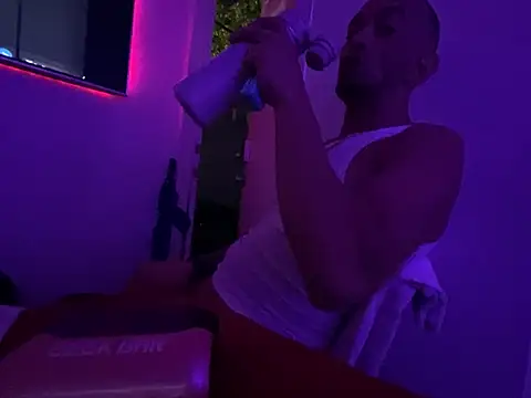 Snapshot of hpcouplee420 chatting on April 5, 5:59 am hpcouplee420 online show from April 5, 5:59 am