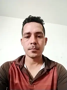 Snapshot of Gabriel_leon33 chatting on June 6, 8:35 pm Gabriel leon33 online show from June 6, 8:35 pm