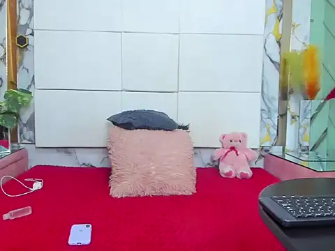 kloeMadels online show from May 9, 6:46 pm