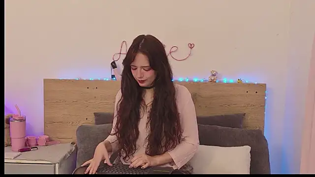 Sweet Alice S online show from May 7, 9:03 am