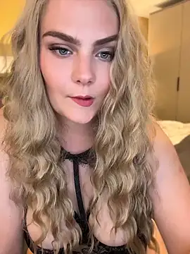 Snapshot of Blonde_Cougar chatting on June 2, 8:11 pm Blonde Cougar online show from June 2, 8:11 pm