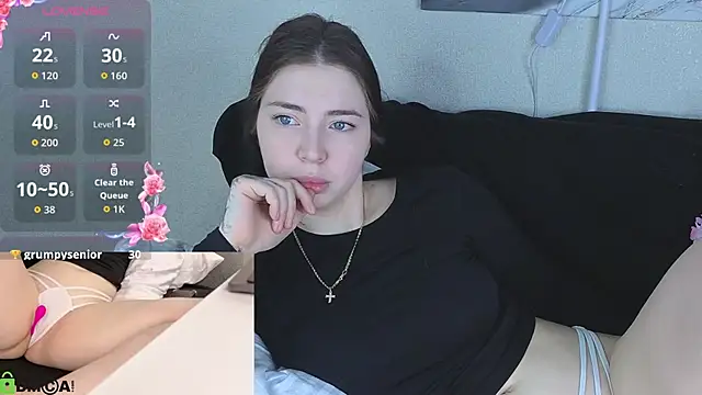Snapshot of honey_cherrry chatting on April 28, 2:27 am honey cherrry online show from April 28, 2:27 am