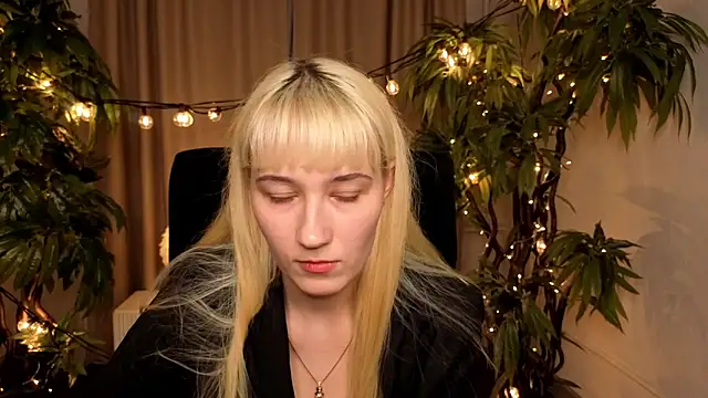 Snapshot of SusanWeaver chatting on April 7, 12:49 pm SusanWeaver online show from April 7, 12:49 pm