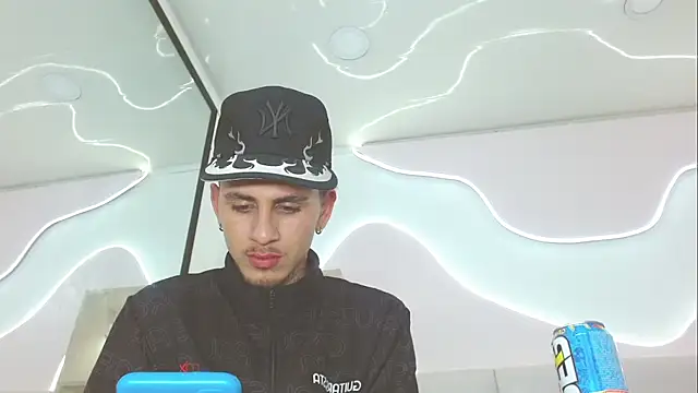 Snapshot of DanntheStiff chatting on June 6, 7:29 pm DanntheStiff online show from June 6, 7:29 pm