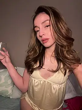 Snapshot of CamilaaLove chatting on April 16, 4:24 am CamilaaLove online show from April 16, 4:24 am