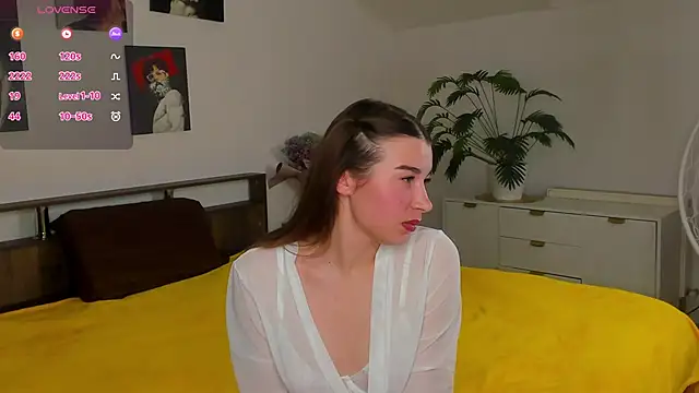 Nikki Hearts  online show from April 7, 6:30 pm