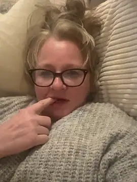 Snapshot of Tinchen_Milf chatting on April 8, 7:47 pm Tinchen Milf online show from April 8, 7:47 pm