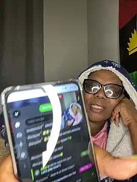Snapshot of BoobsQueeen chatting on July 13, 4:59 am BoobsQueeen online show from July 13, 4:59 am