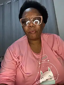 Snapshot of BoobsQueeen chatting on July 17, 1:56 am BoobsQueeen online show from July 17, 1:56 am