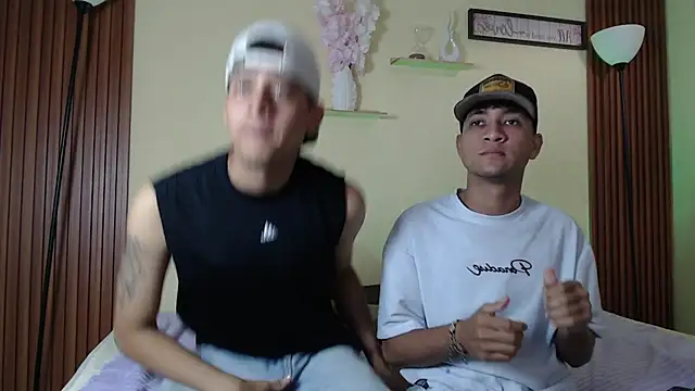 Snapshot of TwoHotTrouble_ chatting on March 30, 10:00 pm TwoHotTrouble online show from March 30, 10:00 pm