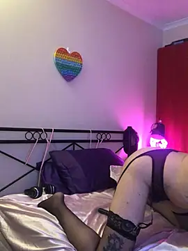 courtney1982 online show from May 22, 8:58 pm
