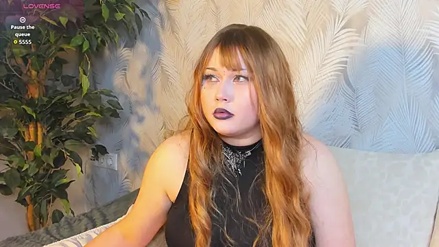 Snapshot of Roxy_Moor chatting on May 11, 4:04 pm Roxy Moor online show from May 11, 4:04 pm
