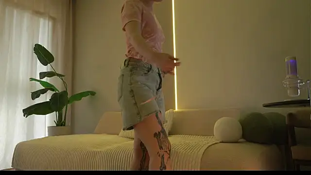 Snapshot of MilasKiss chatting on April 3, 7:28 am MilasKiss online show from April 3, 7:28 am